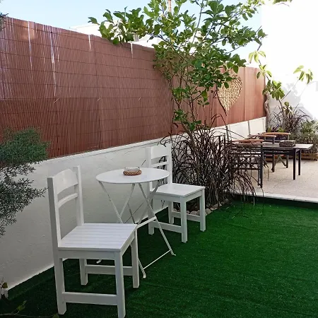 Mary's In Paradissi Apartmán