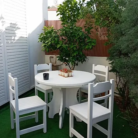 Mary's In Paradissi Apartmán