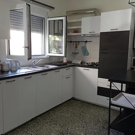 Mary's In Paradissi Apartmán